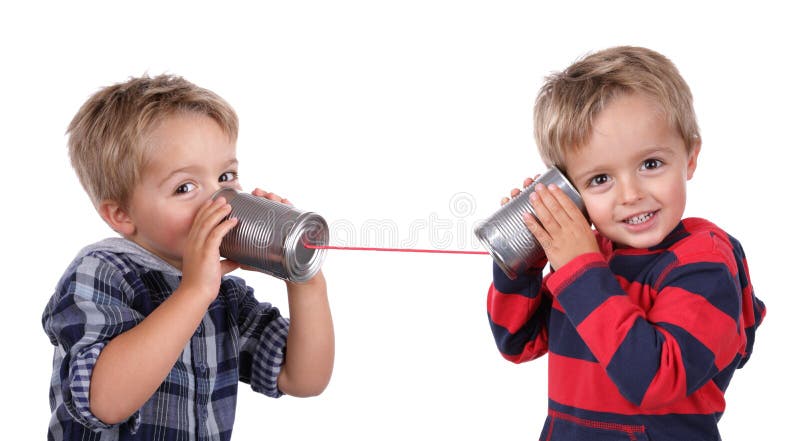 Bambino può giocare con il telefono collegato con la stringa, concetto per parlare da soli.