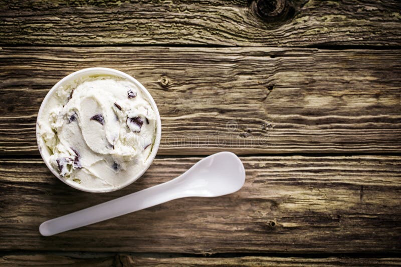 Tarrina de helado italiano cremoso imagen de archivo