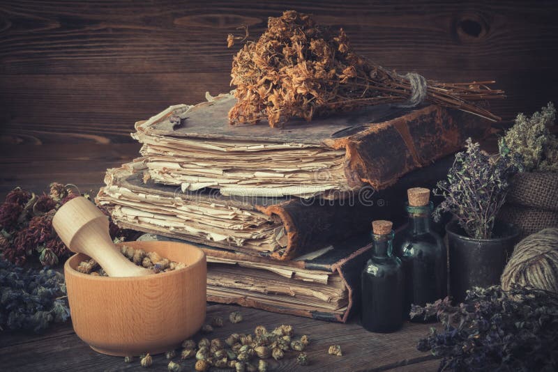 Tincture μπουκάλια, δέσμες των υγιών χορταριών, σωρός των παλαιών βιβλίων, κονιάματα, σάκος των ιατρικών χορταριών σαν αποτελεσμα στοκ φωτογραφία Tincture μπουκάλια, δέσμες των υγιών χορταριών, σωρός των παλαιών βιβλίων, κονιάματα, σάκος των ιατρικών χορταριών σαν αποτελεσμα στοκ φωτογραφία