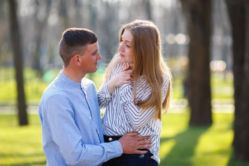 Tinere ascultându-și cu atenție prietena din punct de vedere emoțional stock photography