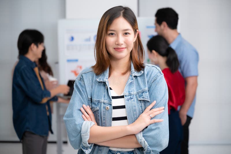Tinere femei asiatice care au început o cameră pentru afaceri cu zâmbet larg stock photo