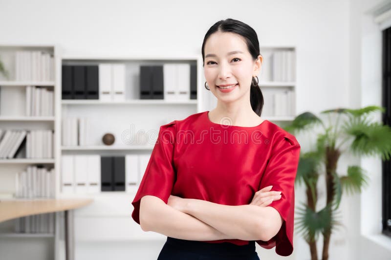 Tinere femei asiatice care au început o cameră pentru afaceri cu zâmbet larg stock photos