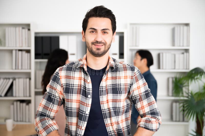 Tineri asiatici, lideri ai echipei de încredere în afaceri, care privesc camera și zâmbesc royalty free stock photo