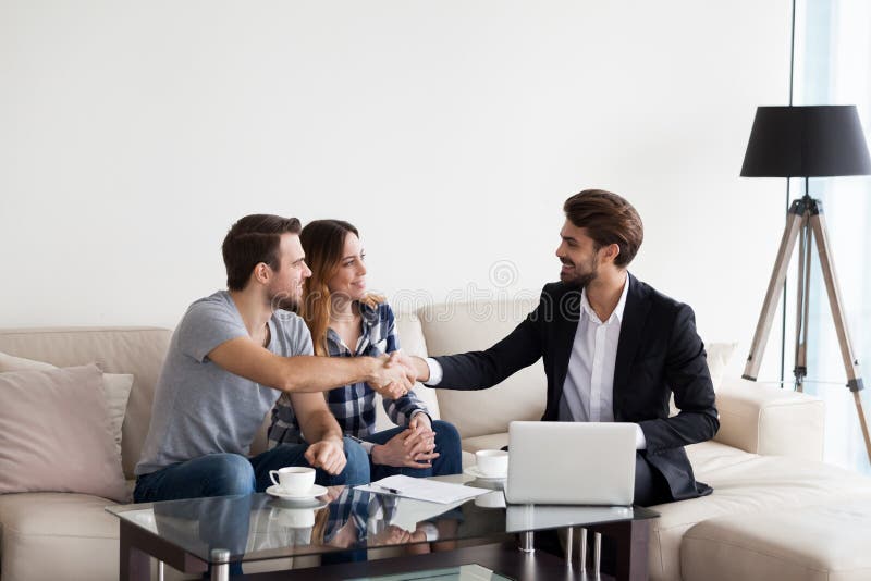 Tineri cupluri de familie care fac afaceri cu designerul imobiliar de interior stock photography