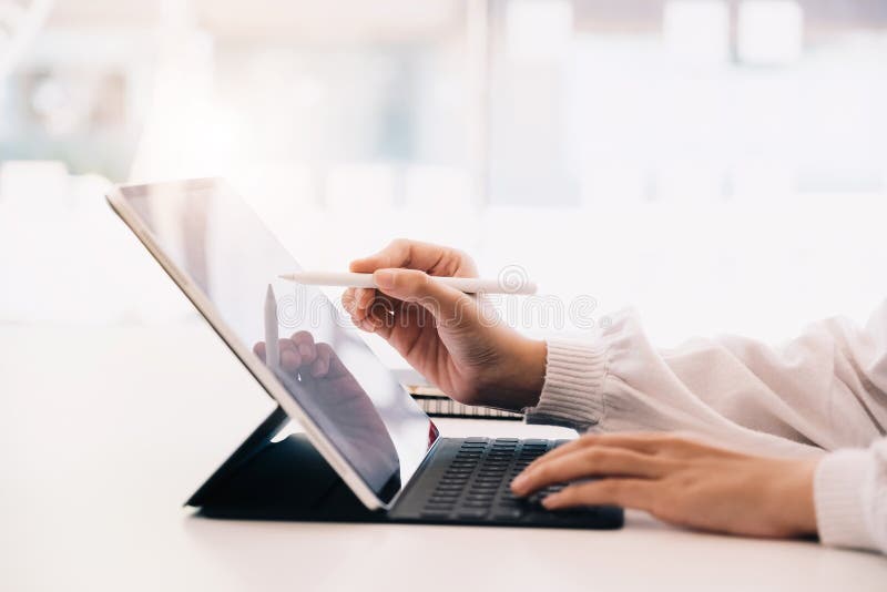 Tineri profesioniști executivi care analizează documente statistice de afaceri cu un concept financiar pentru computere de tip not royalty free stock photo