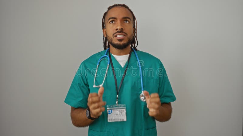 Tineri în scrub verde cu panglici și stetoscop în picioare peste fundal alb care apar concentrat și profesional royalty free stock photography