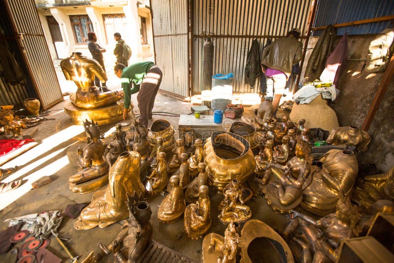 Tinman nepalese che lavora nella sua officina, in Bhaktapur, il Nepal immagini stock libere da diritti Tinman nepalese che lavora nella sua officina, in Bhaktapur, il Nepal immagini stock libere da diritti