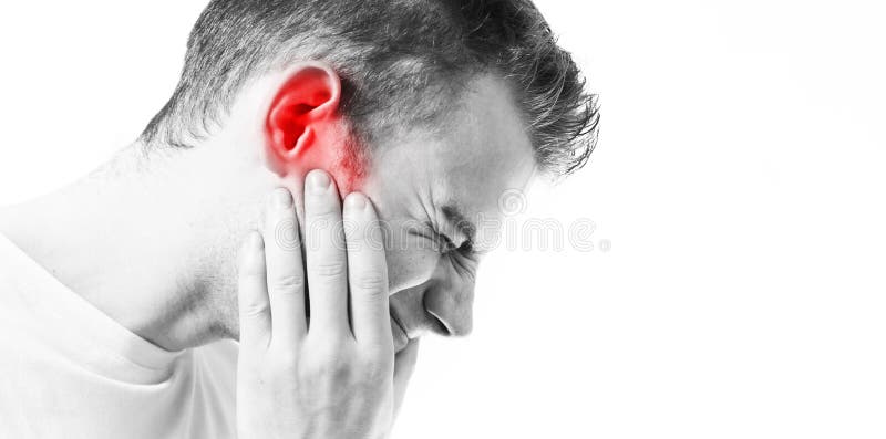 Tinnito, uomo su un fondo bianco che tiene un orecchio malato, soffrente dal dolore