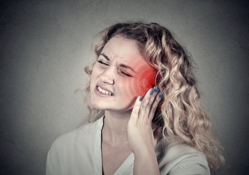 tinnitus Fêmea doente tendo a dor de orelha que toca em sua cabeça dolorosa