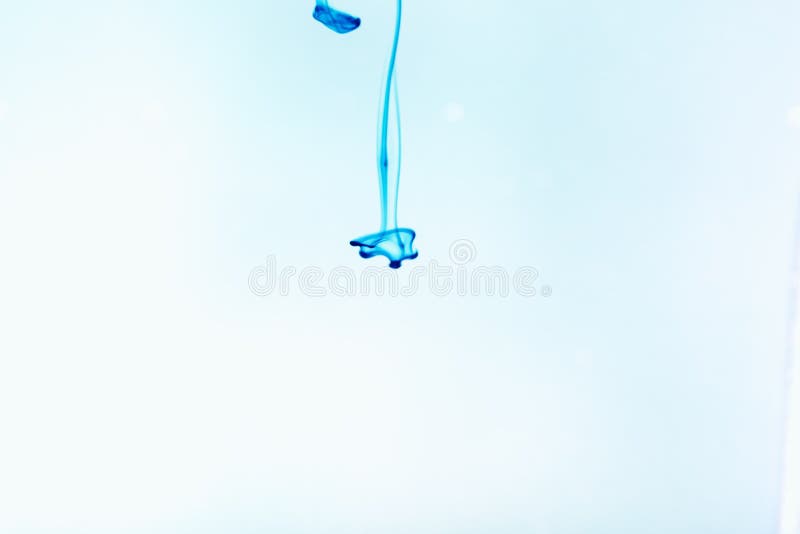 Tinta azul en el agua, tiro artístico, fondo abstracto imagen de archivo Tinta azul en el agua, tiro artístico, fondo abstracto imagen de archivo