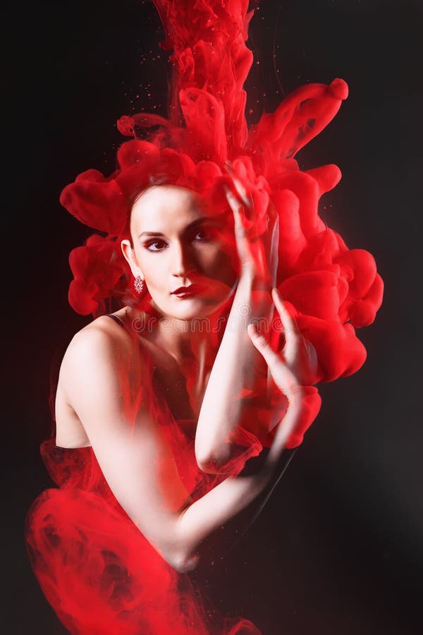 Tinta do vermelho da mulher e da nuvem da exposição dobro fotografia de stock Tinta do vermelho da mulher e da nuvem da exposição dobro fotografia de stock