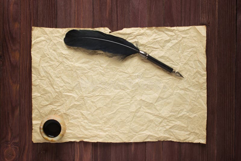 Tinta e pena no papel, fundo antigo para o texto imagem de stock Tinta e pena no papel, fundo antigo para o texto imagem de stock