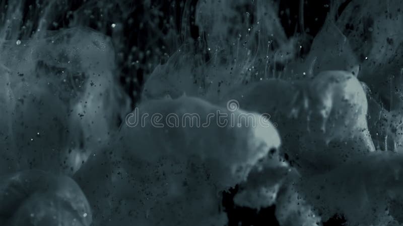 Tinta en agua El gris con las partículas del brillo pinta reaccionar en el agua que crea formaciones abstractas de la nube Puede almacen de metraje de vídeo Tinta en agua El gris con las partículas del brillo pinta reaccionar en el agua que crea formaciones abstractas de la nube Puede almacen de metraje de vídeo