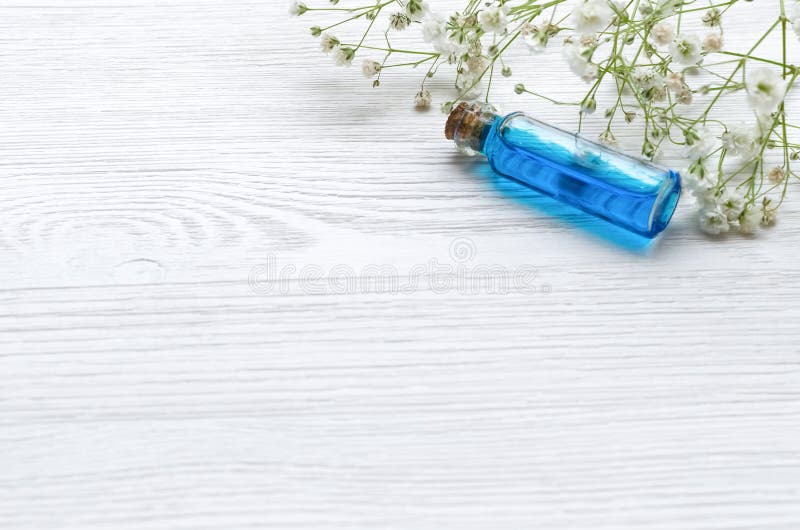 Tinte curativo de la esencia azul en el fondo de madera blanco de la tabla Petróleo esencial fotografía de archivo Tinte curativo de la esencia azul en el fondo de madera blanco de la tabla Petróleo esencial fotografía de archivo