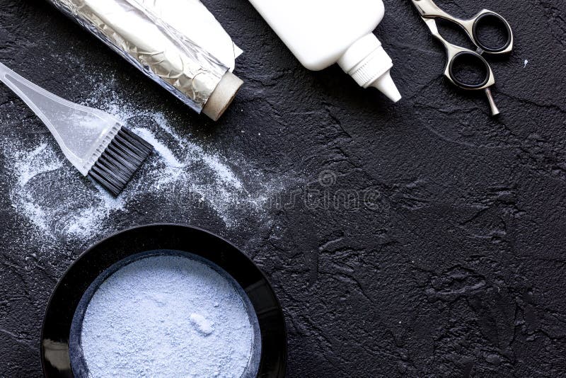 Tinte de pelo con el cepillo en la opinión superior del fondo oscuro fotografía de archivo Tinte de pelo con el cepillo en la opinión superior del fondo oscuro fotografía de archivo
