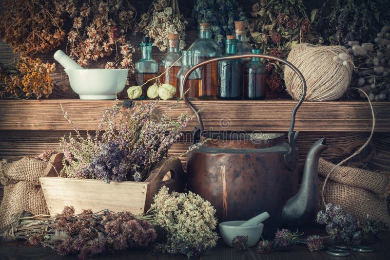 Tintflessen, gezonde kruiden, mortier, curatieve drugs, oude theeketel op houten plank stock fotografie Tintflessen, gezonde kruiden, mortier, curatieve drugs, oude theeketel op houten plank stock fotografie