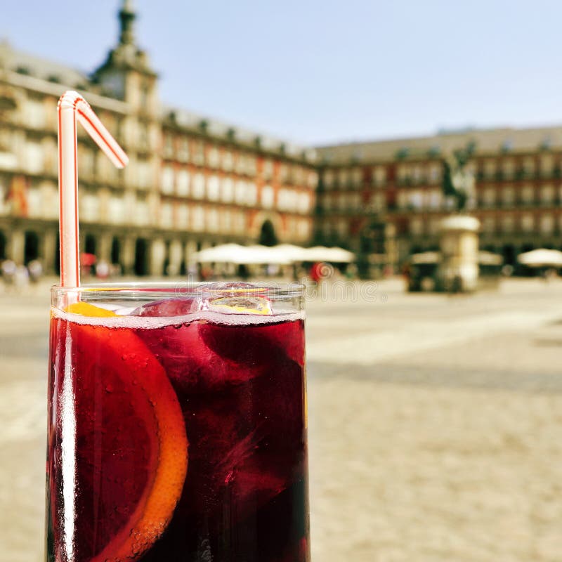 Tinto de verano i Plazaborgmästare i Madrid, Spanien arkivfoto Tinto de verano i Plazaborgmästare i Madrid, Spanien arkivfoto