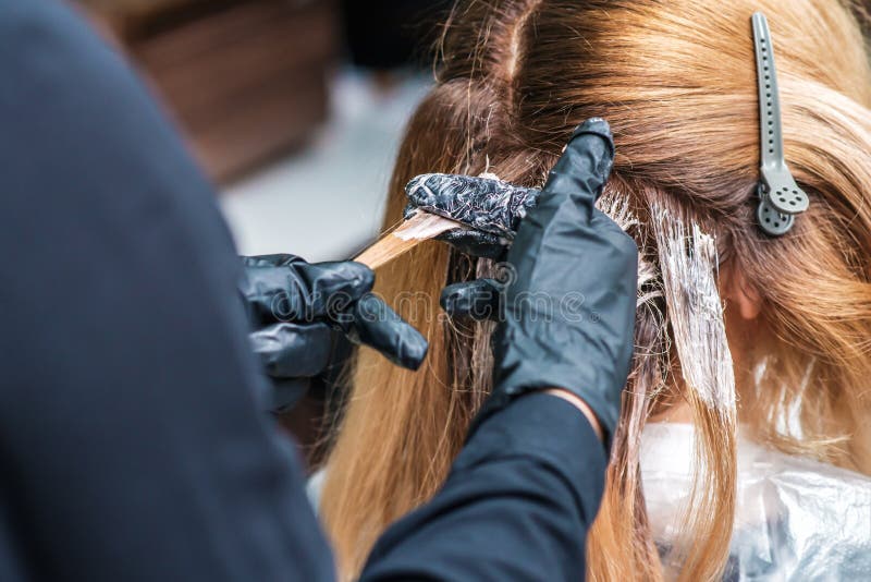 Mãos De Cabeleireiro Secador De Cabeleireiro, De Penteado, Com Secador De  Cabelo Vermelho E Pente Azul No Salão De Beleza Profissi Foto de Stock -  Imagem de seco, forma: 211947178