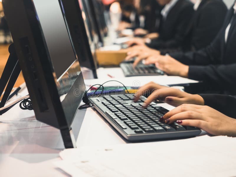 Tip de mână pe computerul de la tastatură, persoane care lucrează online în mediul de afaceri stock photography