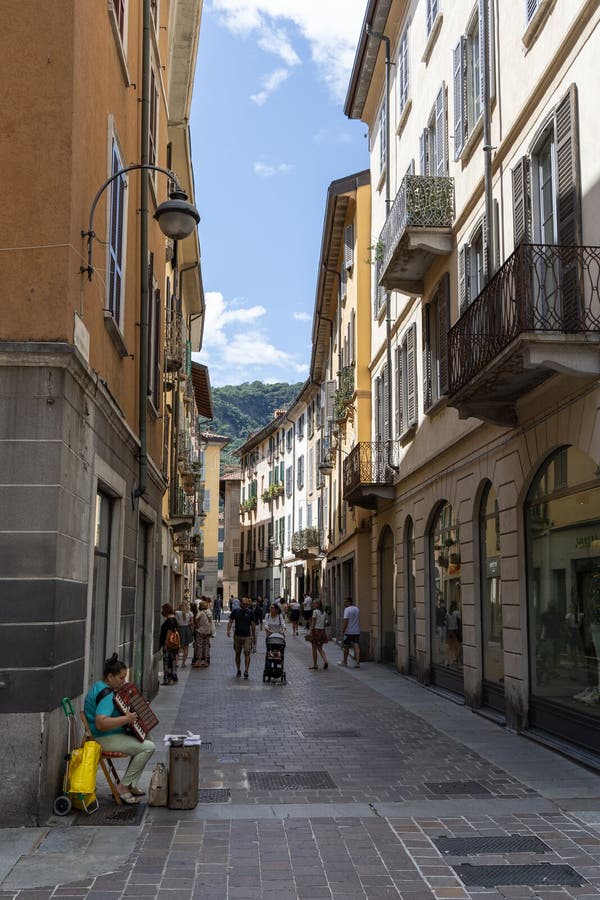 Tipica strada nella vecchia città di como lombardia italia immagini stock