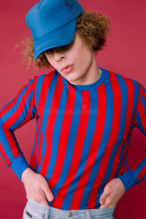 Tipo alla moda in vestiti alla moda a partire dagli anni 90 che posano emozionalmente nello studio