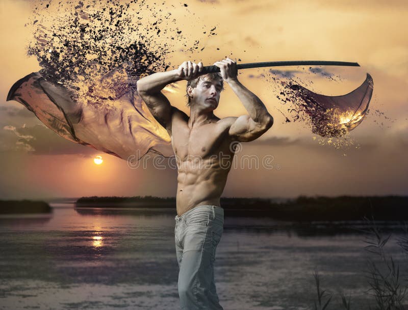 Tipo bello muscolare con la spada al tramonto immagine stock libera da diritti Tipo bello muscolare con la spada al tramonto immagine stock libera da diritti