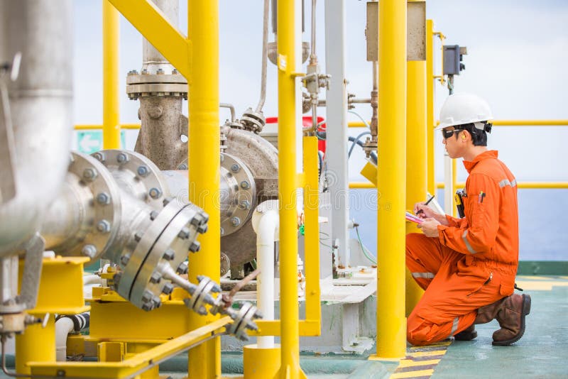 Tipo centrífugo de la bomba del petróleo crudo de la inspección del inspector del ingeniero industrial en la plataforma de proces fotografía de archivo Tipo centrífugo de la bomba del petróleo crudo de la inspección del inspector del ingeniero industrial en la plataforma de proces fotografía de archivo