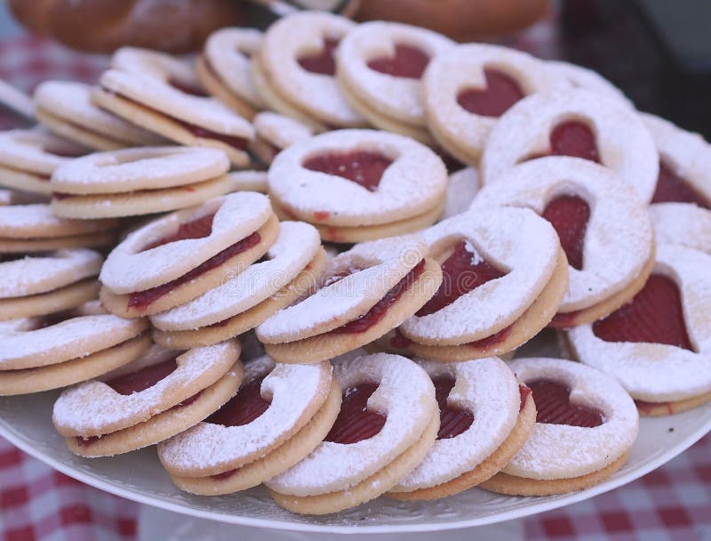 Tipo cocido galletas del linzer foto de archivo libre de regalías Tipo cocido galletas del linzer foto de archivo libre de regalías