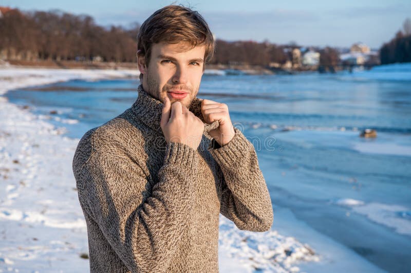 Hombre caucásico en invierno frío usar chaqueta hombre en invierno frío al  aire libre hombre elegante frío