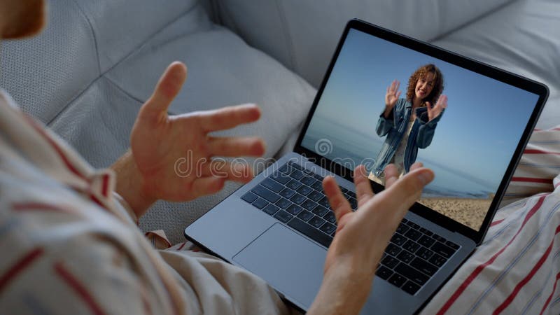 Tipo haciendo llamadas web en casa. chica de viaje feliz hablando con su novio en línea almacen de metraje de vídeo