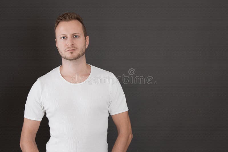 Tipo in maglietta bianca - uomo isolato su fondo nero