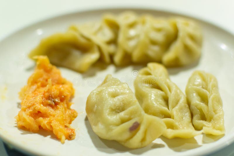 Tipo Momo di raviolo dell'Asia meridionale originario del Tibet Nepal Bhutan e Sikkim. è simile a baozi e jiaozi cinesi immagine stock