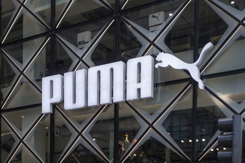 Tipo Puma Y Salto Del Logotipo Del Gato En La Tienda Insignia De Manhattan  De Windows Glass Foto editorial - Imagen de manera, nuevo: 212955671
