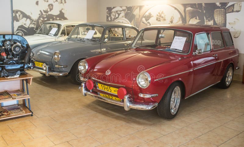 Tipo rojo de Volkswagen - 2 1600 L variante de 1970 fotografía de archivo libre de regalías Tipo rojo de Volkswagen - 2 1600 L variante de 1970 fotografía de archivo libre de regalías
