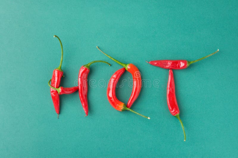 Tipografia da rotulação do alimento Quente da palavra feito de Chili Peppers picante vermelho no fundo verde Culinária grega espa imagem de stock Tipografia da rotulação do alimento Quente da palavra feito de Chili Peppers picante vermelho no fundo verde Culinária grega espa imagem de stock