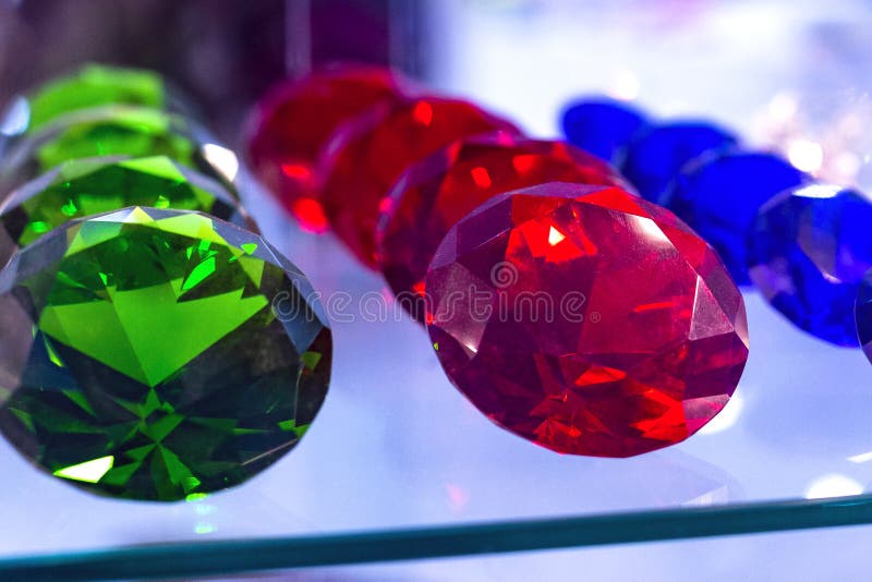 Tipos diferentes de pedras de gemas na mostra da loja em Barcelona, Catalonia, Espanha 2019-05-01 fotos de stock royalty free Tipos diferentes de pedras de gemas na mostra da loja em Barcelona, Catalonia, Espanha 2019-05-01 fotos de stock royalty free