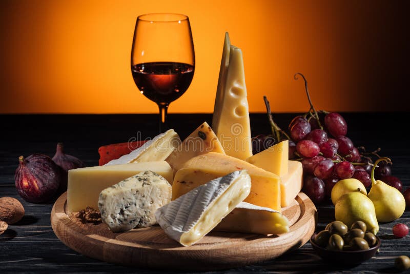 tipos diferentes de vidro dos queijos do vinho e dos frutos na tabela fotos de stock tipos diferentes de vidro dos queijos do vinho e dos frutos na tabela fotos de stock