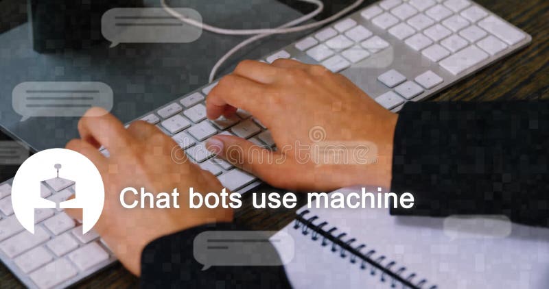 Tippen auf Tastatur, um Chatbot-Software mit Notebook auf dem Schreibtisch zu entwickeln stockbilder