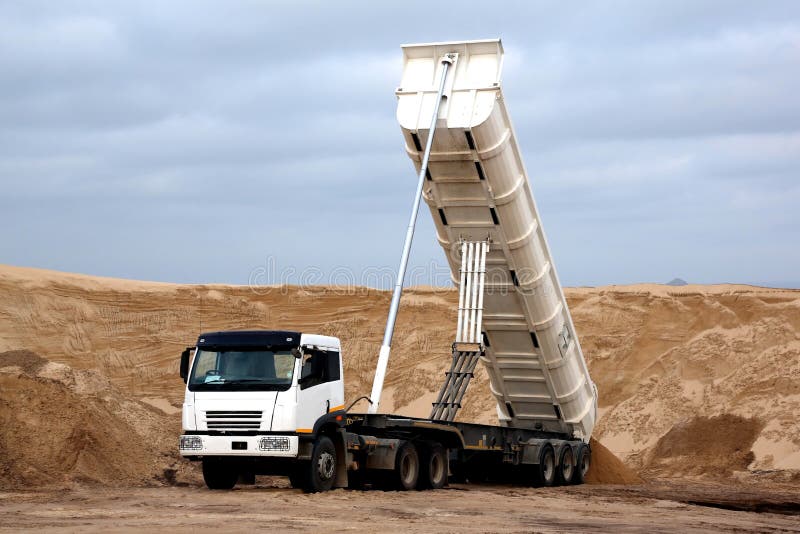 Tipper ciężarówka w piaska łupie obrazy stock Tipper ciężarówka w piaska łupie obrazy stock