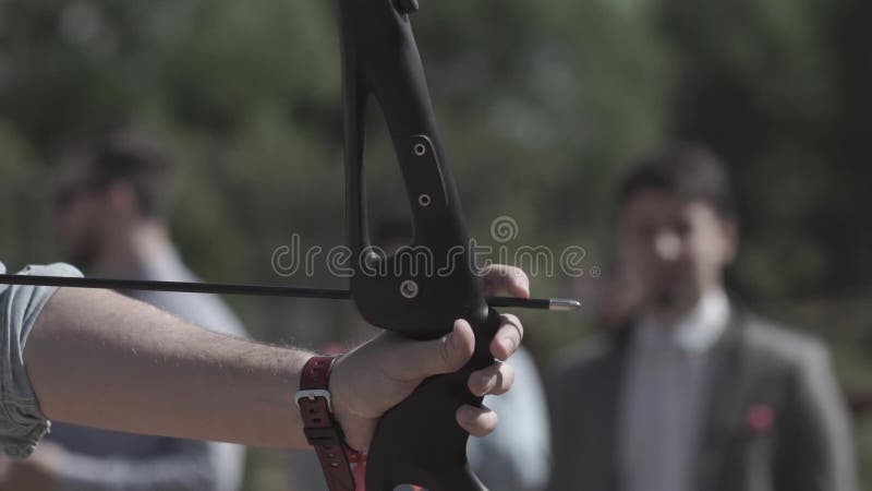 Photo libre de droit de Un Homme Avec Un Arc Et Flèche En Gros