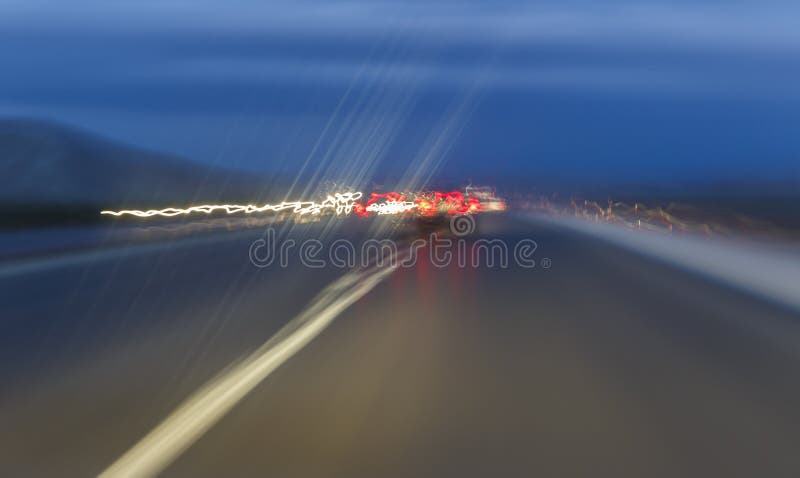 Tir abstrait à de longues voitures du trafic d'exposition photos stock Tir abstrait à de longues voitures du trafic d'exposition photos stock