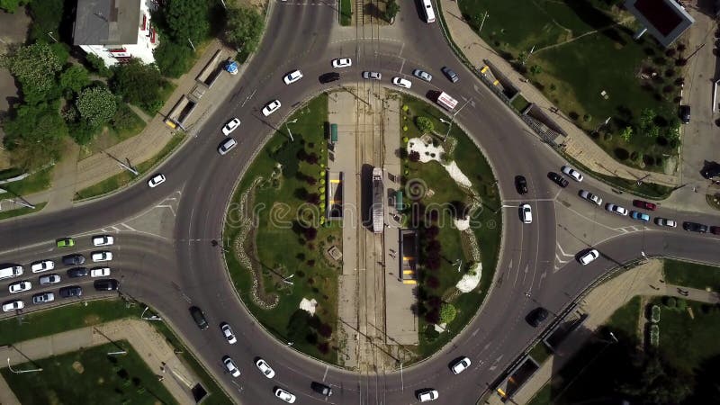 Tir aérien de bourdon d'un rond point du trafic de voiture