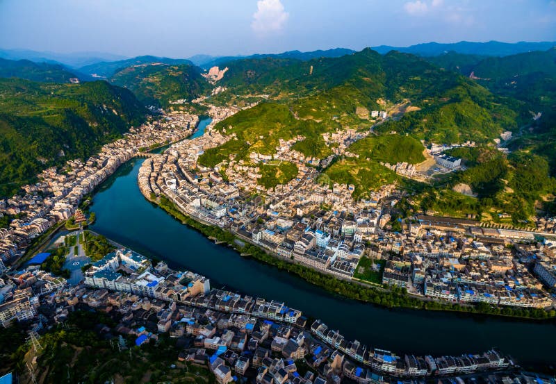 Tir AÉRIEN des maisons et du pont traditionnels sur la rivière de Wuyang, Guizhou, Chine images libres de droits Tir AÉRIEN des maisons et du pont traditionnels sur la rivière de Wuyang, Guizhou, Chine images libres de droits