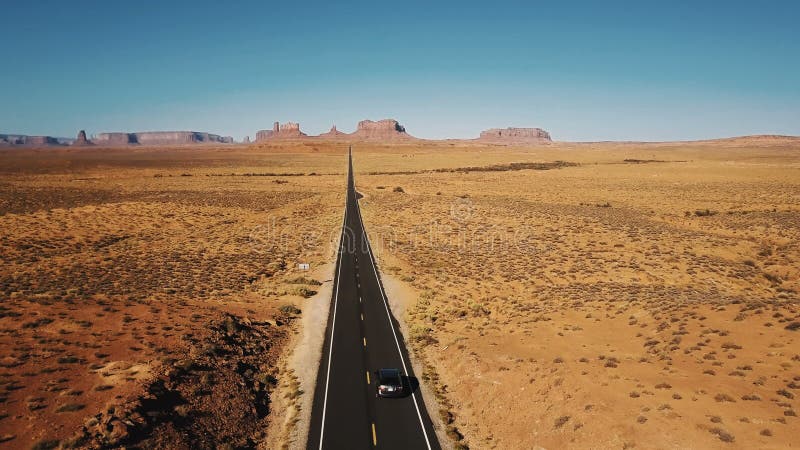 Tir aérien étonnant de la conduite argentée le long de la route américaine étonnante de route de désert de grès en vallée de monu