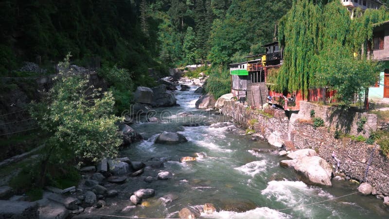 Tir cinématographique asliding d'un courant d'eau cristalline propre coulant en bas de la vallée banque de vidéos