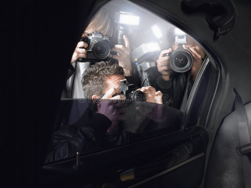Tir de paparazzi par la fenêtre de voiture image libre de droits Tir de paparazzi par la fenêtre de voiture image libre de droits