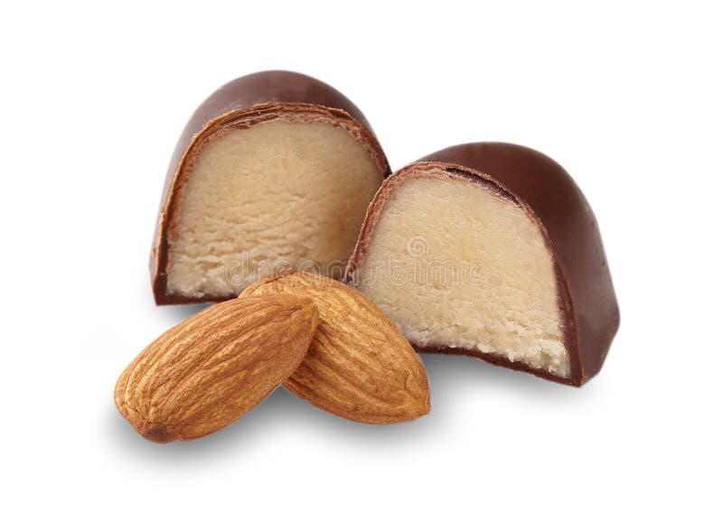 Tir de plan rapproché de chocolat coupé de massepain sur le fond blanc images stock Tir de plan rapproché de chocolat coupé de massepain sur le fond blanc images stock