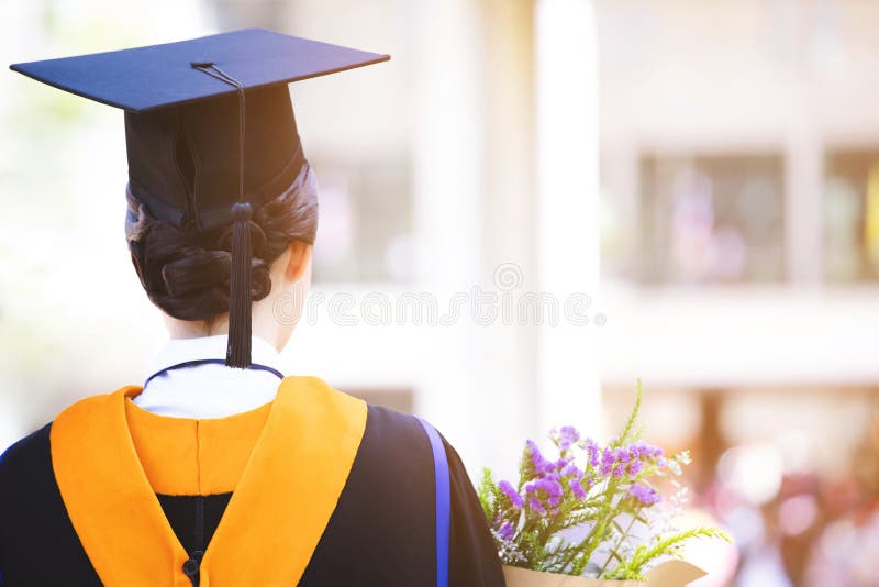 Tirer Sur Le Dos Des Jeunes Filles De Chapeaux De Graduation Pendant Le  Début Photo stock - Image du degré, université: 146031372