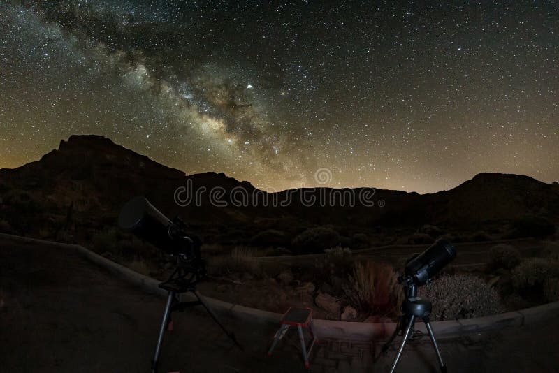 Tir des étoiles et de la manière laiteuse au ciel de taille par l'intermédiaire du cristallin de poissons Deux télescopes prêts p image stock Tir des étoiles et de la manière laiteuse au ciel de taille par l'intermédiaire du cristallin de poissons Deux télescopes prêts p image stock