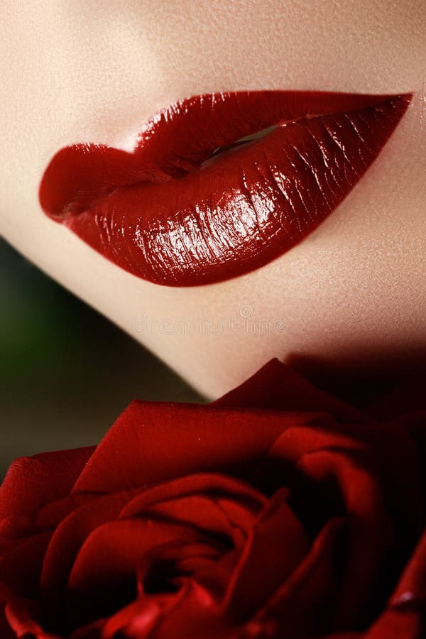 Tir en gros plan des lèvres sexy de femme avec le rouge à lèvres rouge foncé photo stock Tir en gros plan des lèvres sexy de femme avec le rouge à lèvres rouge foncé photo stock